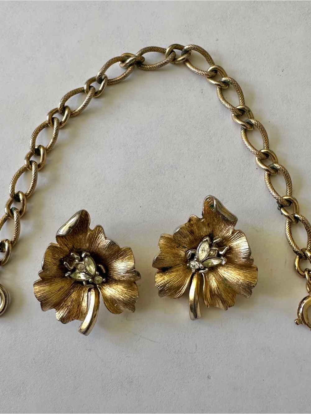 Vintage Crown Trifari Fur Sweater Clips Earrings Gold Tone Rhinestone Bug Leaf - Picture 8 of 14